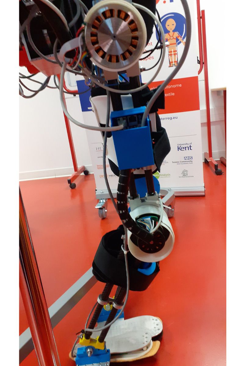 The exoskeleton’s leg braces and foot pads viewed from the side.