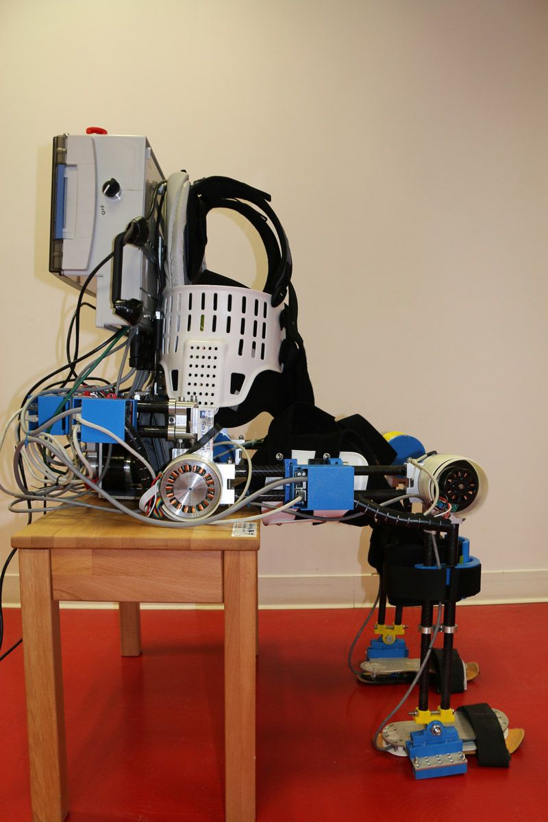 The JUNIA exoskeleton viewed from the side.